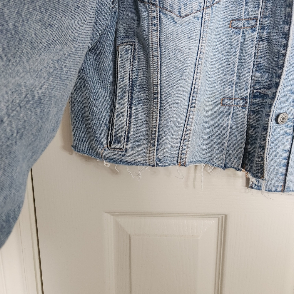 American Eagle Cropped Distressed Oversized Jean Jacket with embroidered poppies - Picture 4 of 6